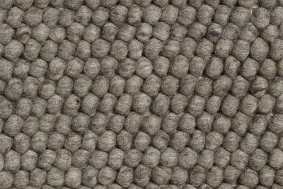 Detailaufnahme des grauen Hay Peas Teppichs (240x170cm) mit charakteristischer Kugelstruktur aus reiner Wolle.